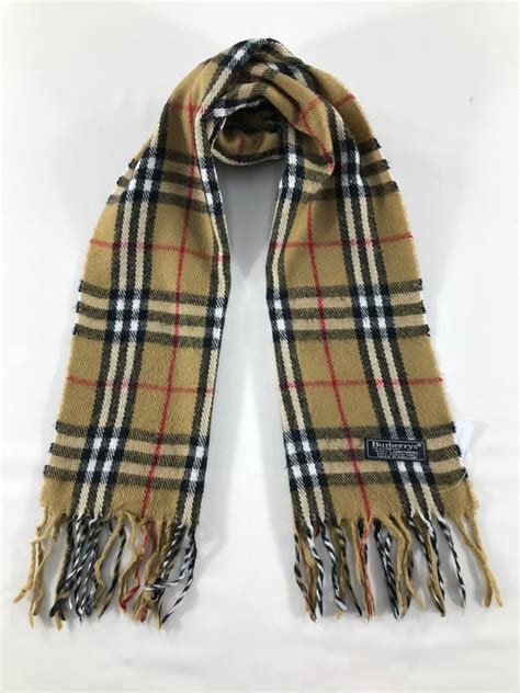 come riconoscere sciarpa burberry falsa da originale|burberry scarf counterfeit.